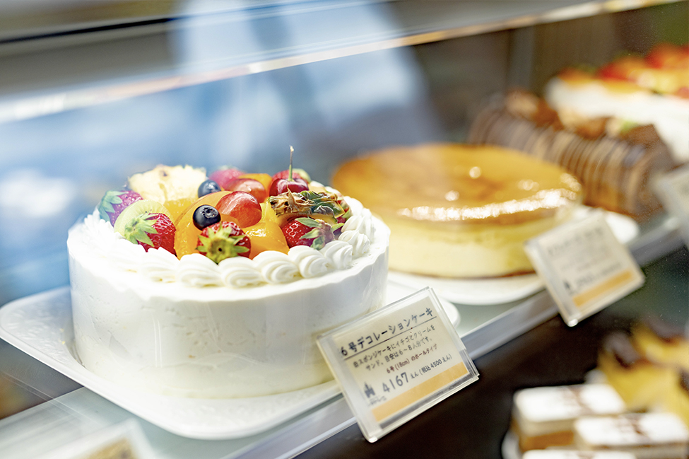 綾部のケーキ屋さんシャトレーシラキに陳列されているデコレーションケーキです