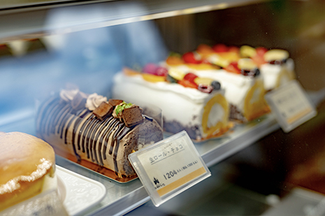 綾部のケーキ屋さんシャトレーシラキで販売しているロールケーキです